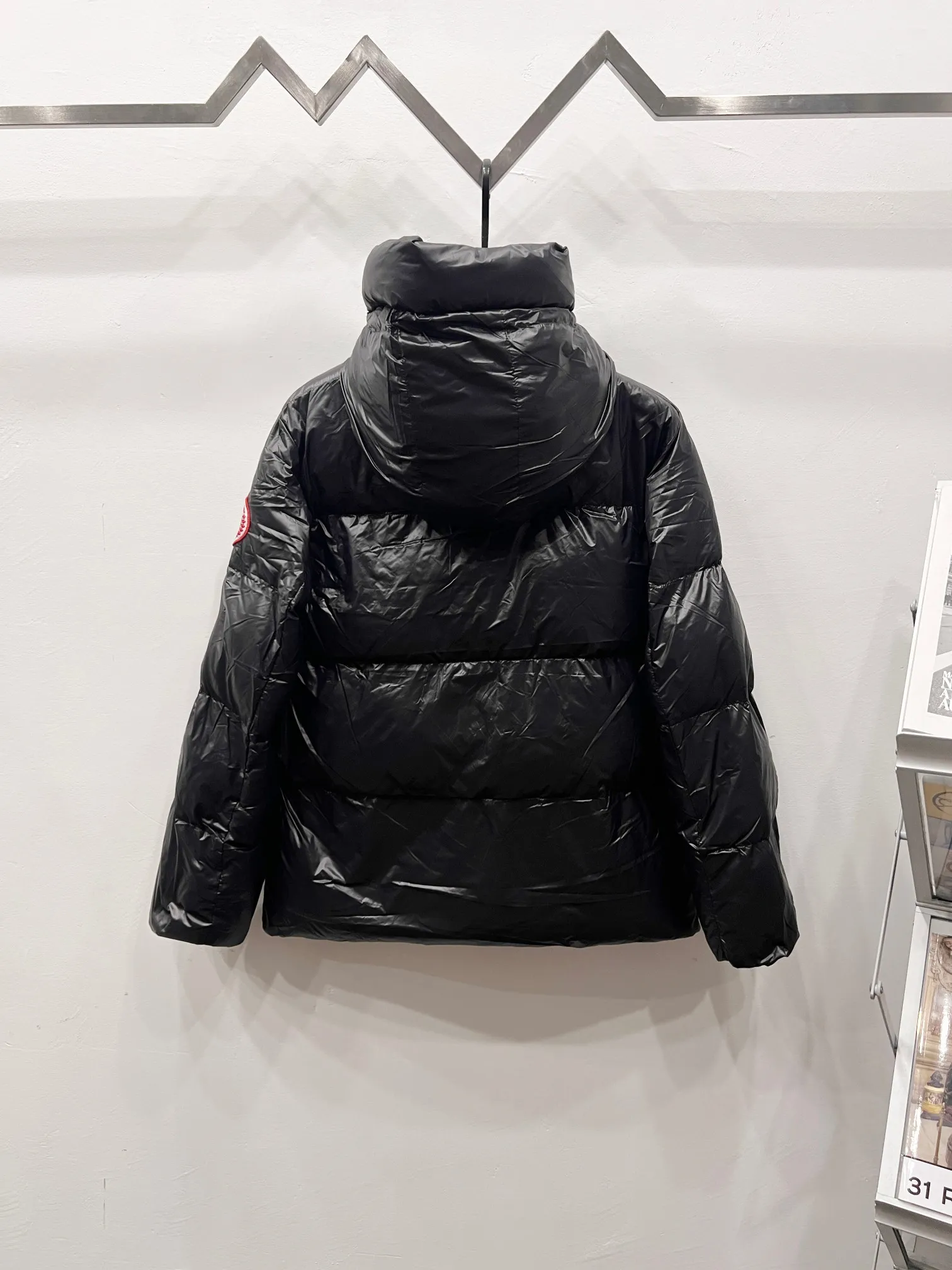 P490 Style No.: (B023) 𝘾𝘼𝙉𝘼𝘿𝘼 𝙂𝙊𝙊𝙎𝙀/Canada Goose Black Red Label Limited New Crofton Puff Down Jacket Pure Guangzhou Inspection 80 White Duck Down Filling‼  Top version, ceiling level‼ Crofton soft bread, the latest style in 2023, has a cold protection effect of up to level 4. It is made of recycled Feather-Light tear-resistant fabric. It is ultra-light and has no weight on the upper body at all! The unique black label highlights your temperament‼  Canada Goose, a Canadian brand, has always been recognized as the warmest down jacket. Various Instagram celebrities, Internet celebrities, and celebrities often wear it for street photos. I do Canada Goose every year, but I still can’t get rid of my love for geese. No matter how cold the winter is, there is no need to be afraid, because there are geese! Filled with 80% white duck down, Canada Goose is the legendary warmest down jacket and is known as a must-have for Arctic outdoor sports! The most popular down jacket in the world, celebrities are rushing to buy it, it is a must-have! Same style for men and women Color Black Size: M~XXL